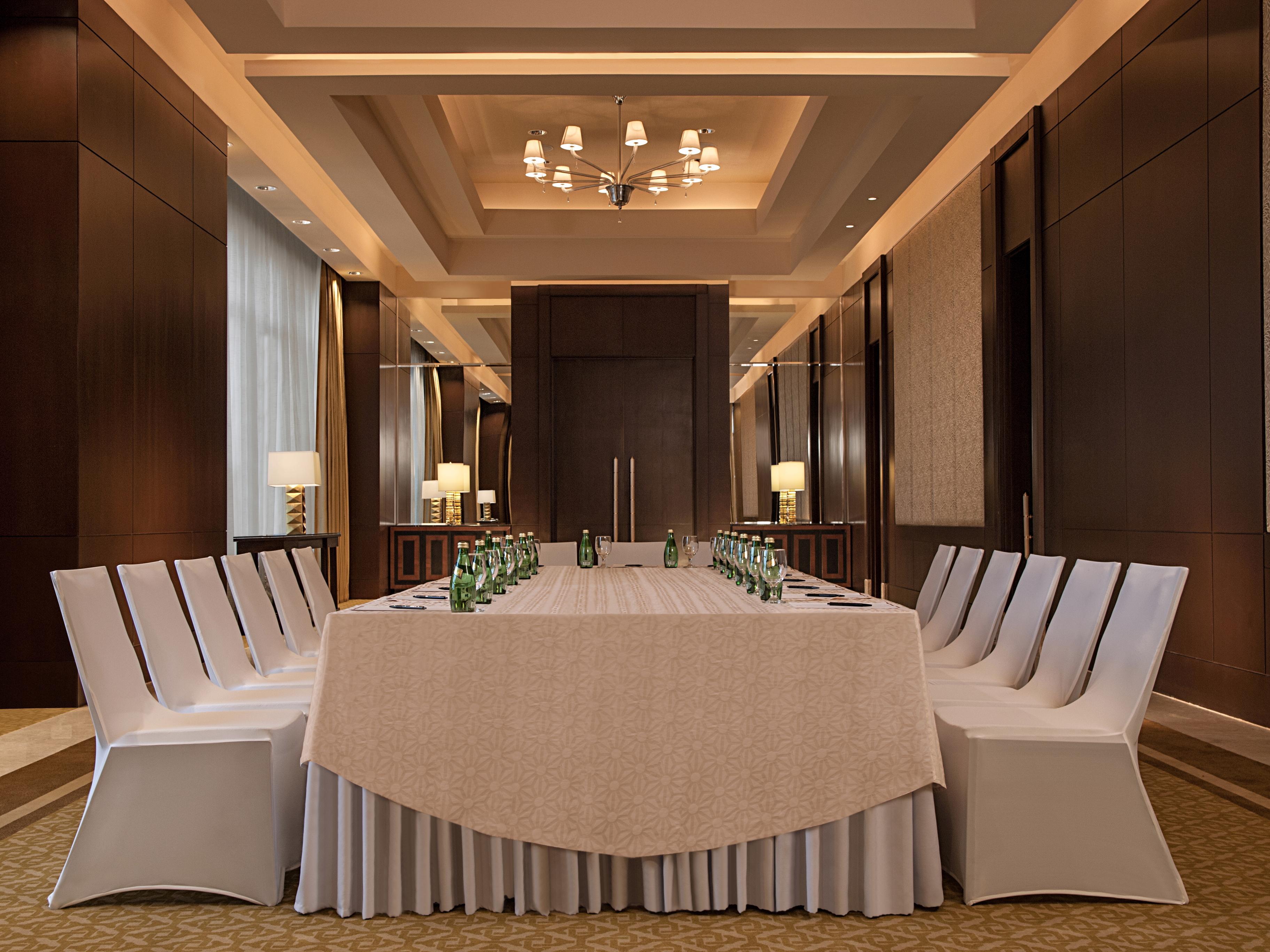 Crimson Hotel Filinvest City, Manila Muntinlupa City Exterior foto The Royal Meeting Room