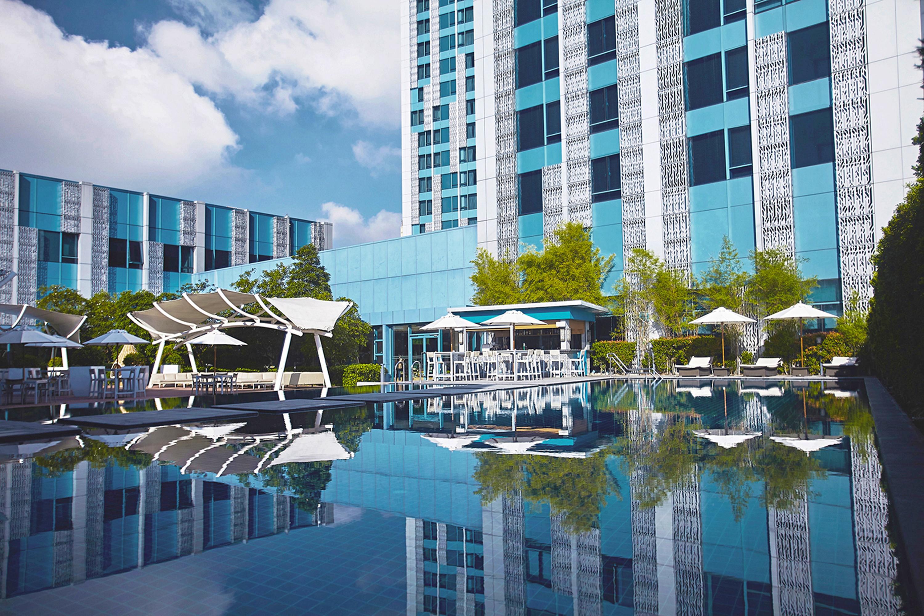 Crimson Hotel Filinvest City, Manila Muntinlupa City Exterior foto The pool at the hotel