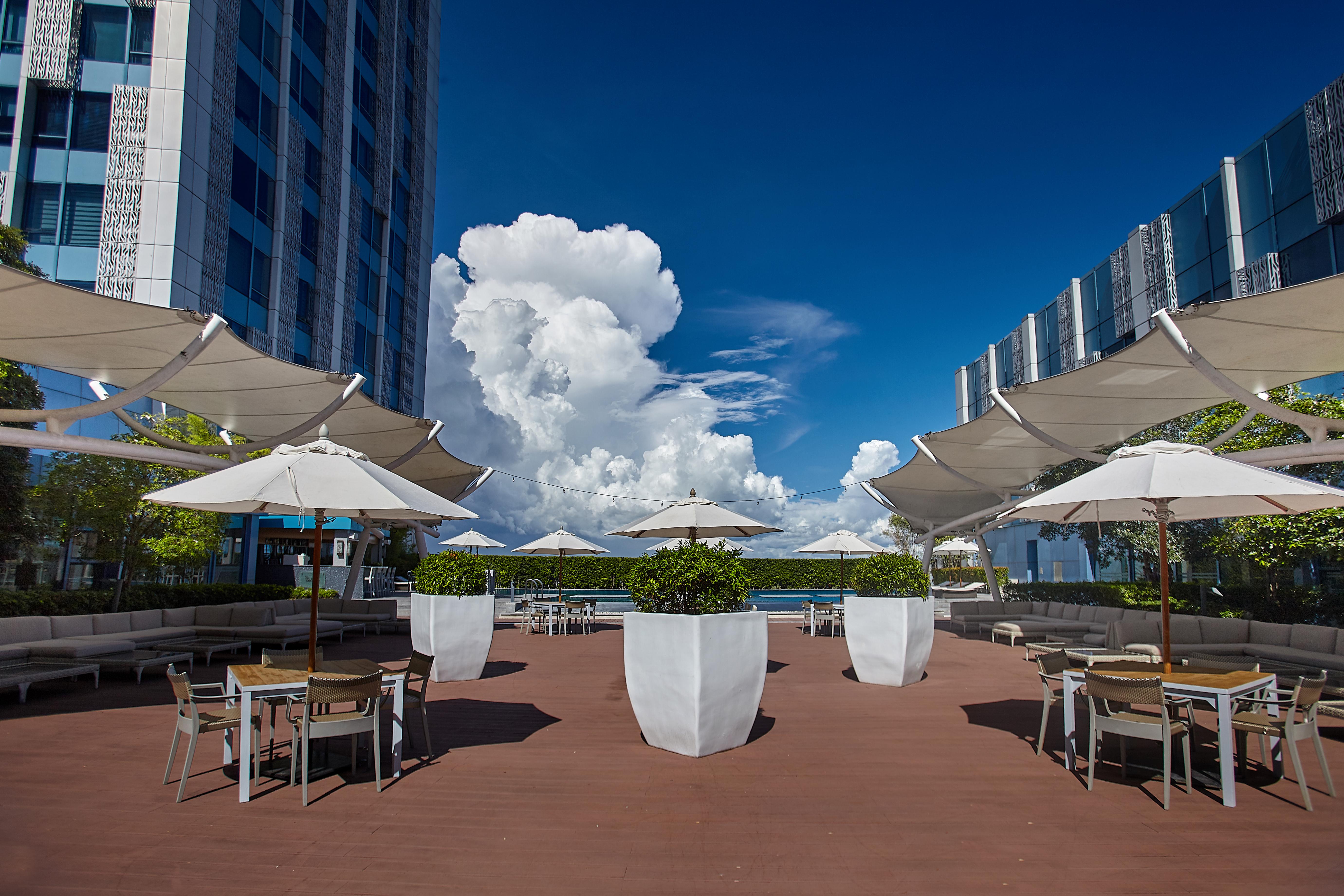 Crimson Hotel Filinvest City, Manila Muntinlupa City Exterior foto The Sky Garden