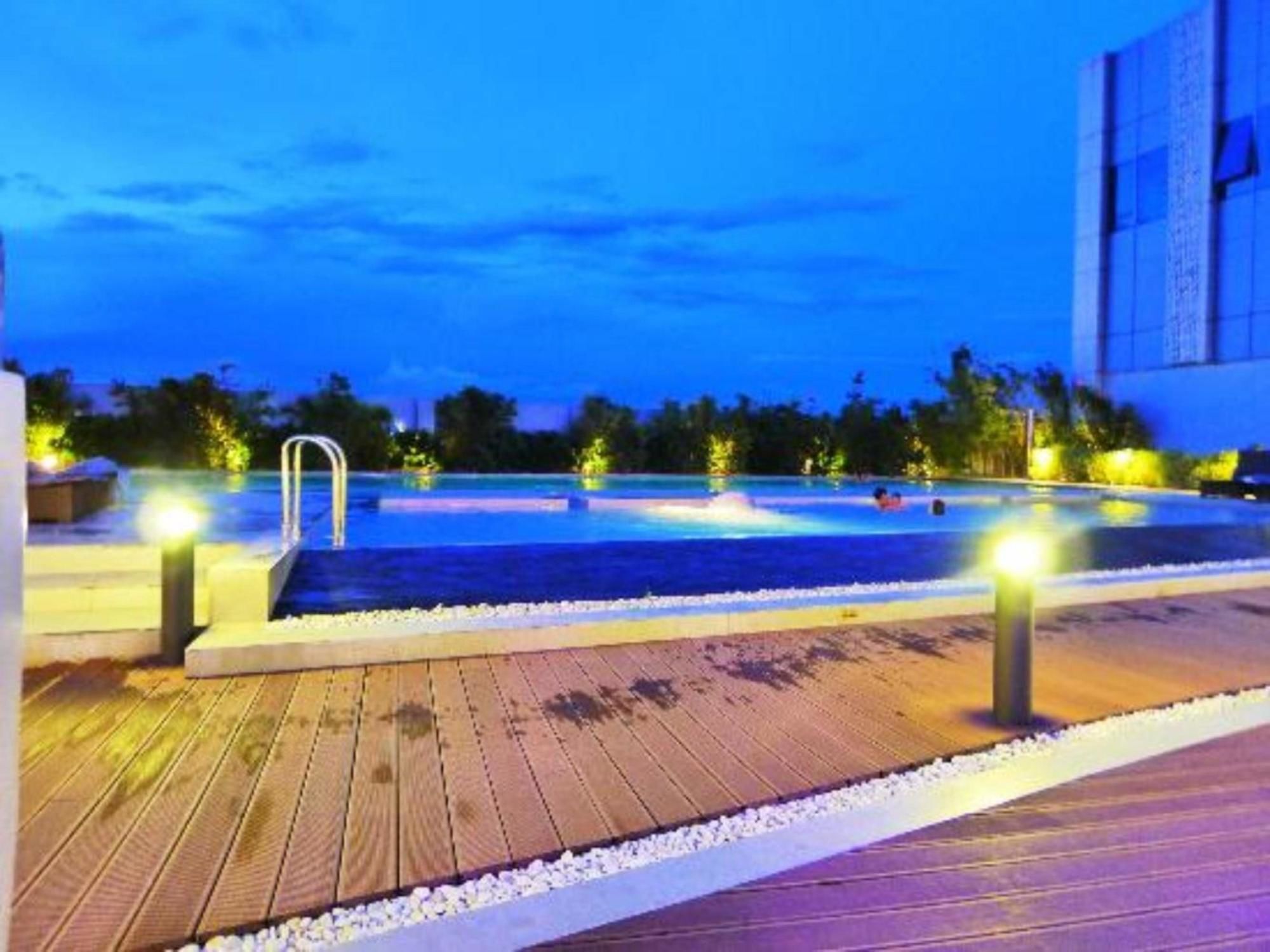 Crimson Hotel Filinvest City, Manila Muntinlupa City Exterior foto The artificial lake at the center of the complex